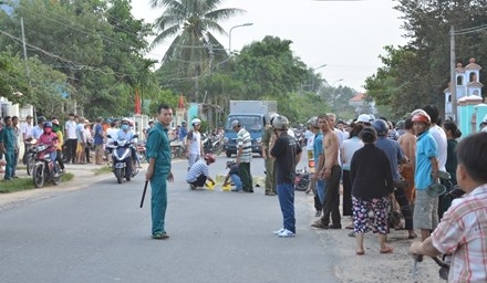 Va chạm xe máy, nam thanh niên bị xe tải cán tử vong